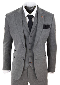 Traje de tres piezas para hombre de tweed gris oscuro con estampado de espiga.