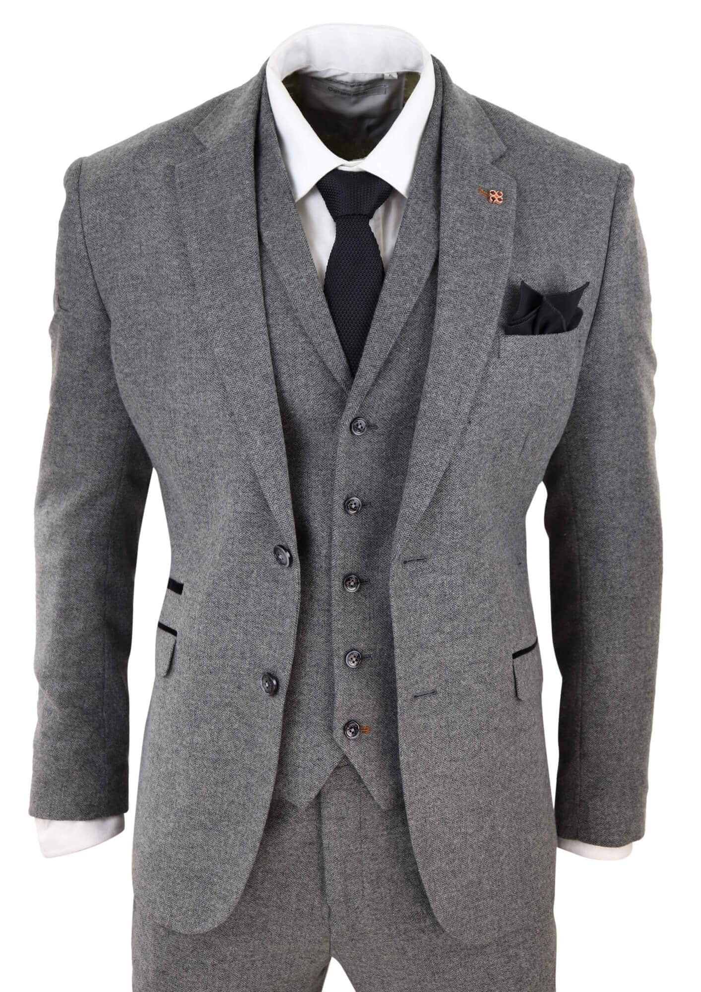 Traje de tres piezas para hombre de tweed gris oscuro con estampado de espiga.