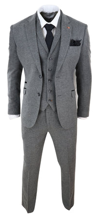 Traje de tres piezas para hombre de tweed gris oscuro con estampado de espiga.
