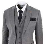 Traje de tres piezas para hombre de tweed gris oscuro con estampado de espiga.