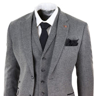 Traje de tres piezas para hombre de tweed gris oscuro con estampado de espiga.