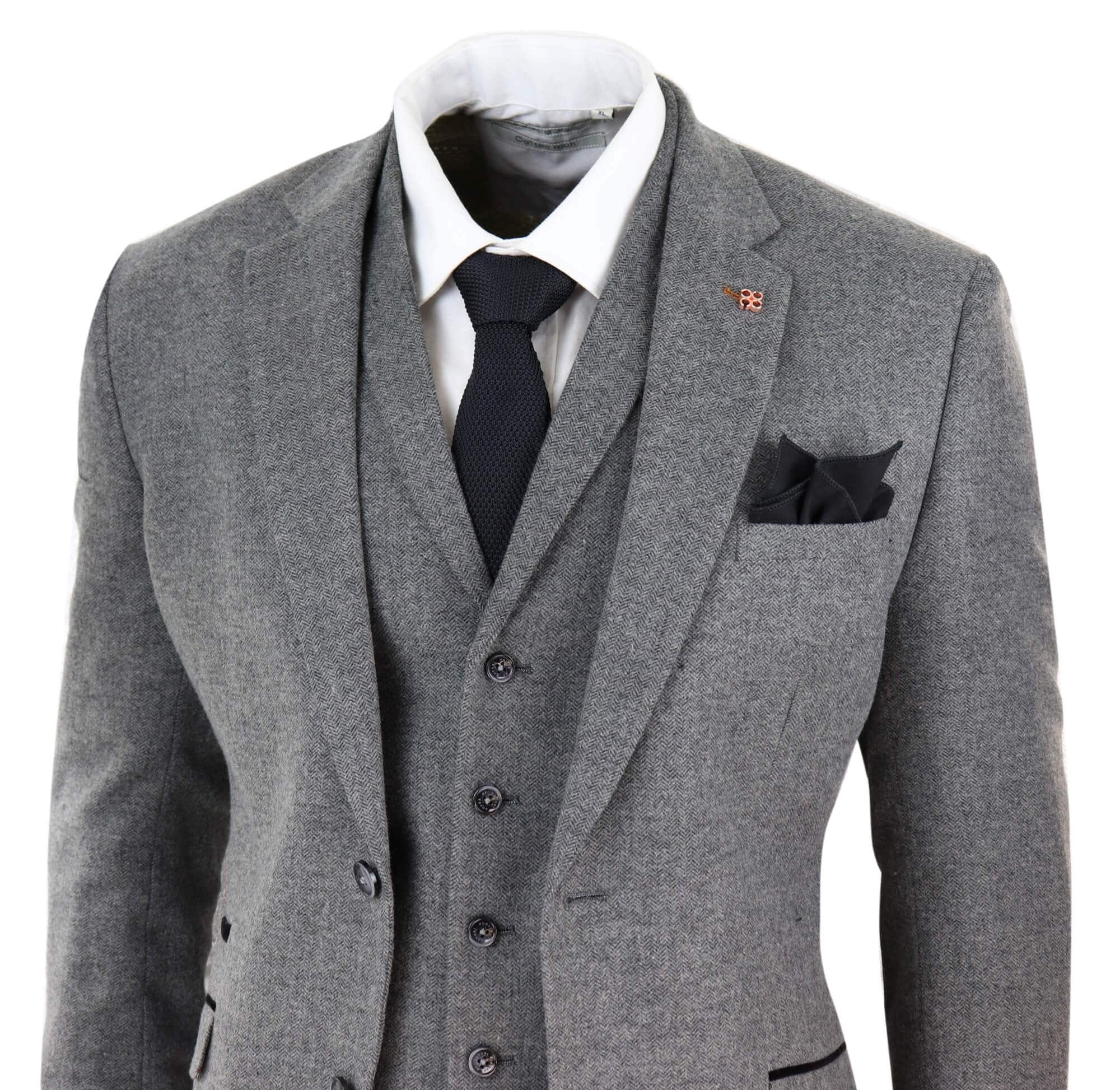 Traje de tres piezas para hombre de tweed gris oscuro con estampado de espiga.