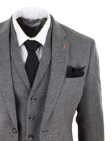 Traje de tres piezas para hombre de tweed gris oscuro con estampado de espiga.