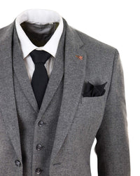 Traje de tres piezas para hombre de tweed gris oscuro con estampado de espiga.