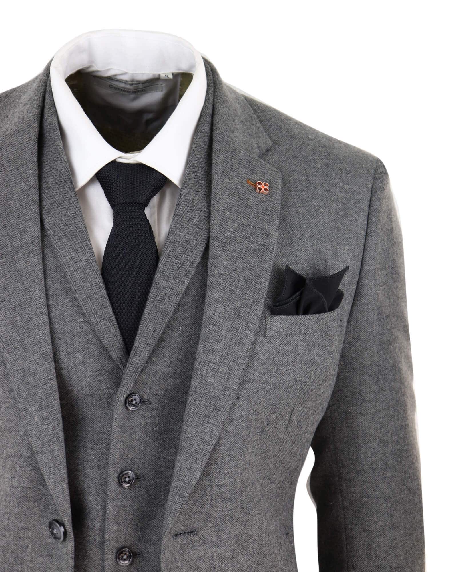 Traje de tres piezas para hombre de tweed gris oscuro con estampado de espiga.