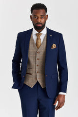 Traje Mayfair azul marino texturizado con chaleco de tweed marrón Harris en contraste.