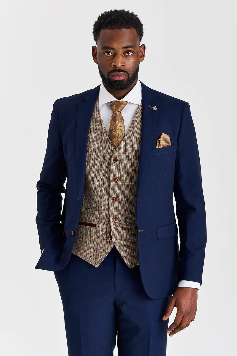 Traje Mayfair azul marino texturizado con chaleco de tweed marrón Harris en contraste.