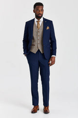 Traje Mayfair azul marino texturizado con chaleco de tweed marrón Harris en contraste.