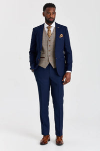 Traje Mayfair azul marino texturizado con chaleco de tweed marrón Harris en contraste.