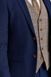 Traje Mayfair azul marino texturizado con chaleco de tweed marrón Harris en contraste.
