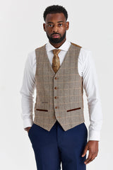 Traje Mayfair azul marino texturizado con chaleco de tweed marrón Harris en contraste.