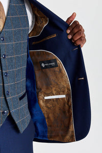 Traje texturizado azul marino Mayfair con chaleco de tweed azul marino en contraste Harris.