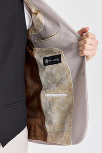 Traje Mayfair Stone texturizado con chaleco negro en contraste.