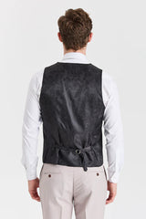 Traje Mayfair Stone texturizado con chaleco negro en contraste.