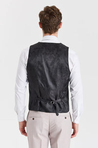 Traje Mayfair Stone texturizado con chaleco negro en contraste.