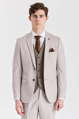 Traje texturizado Mayfair Stone con chaleco de tweed marrón Harris.