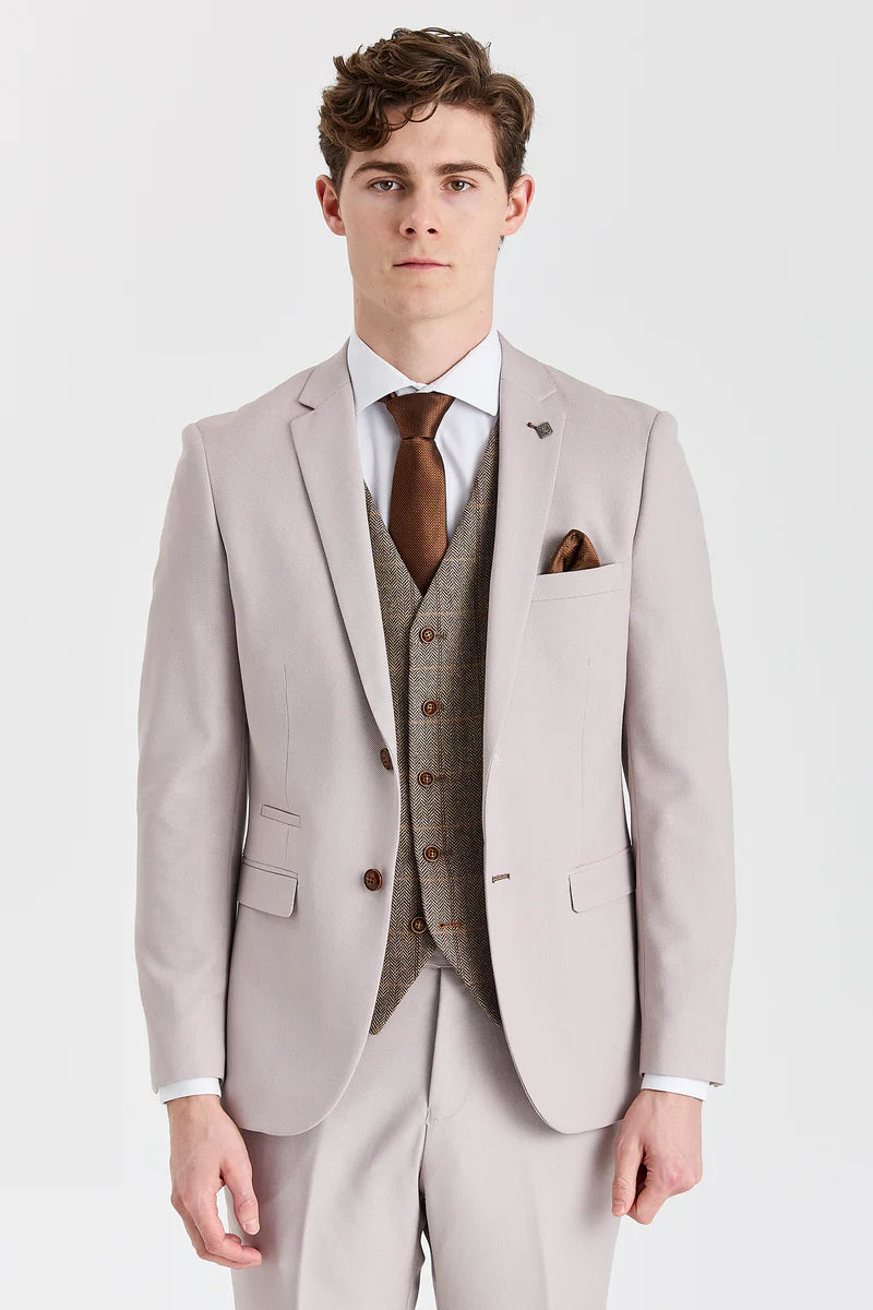 Traje texturizado Mayfair Stone con chaleco de tweed marrón Harris.