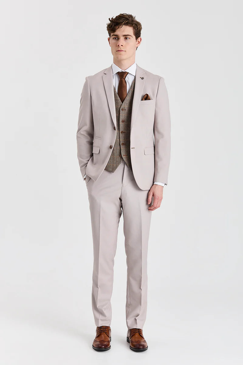 Traje texturizado Mayfair Stone con chaleco de tweed marrón Harris.