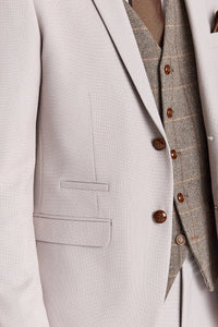Traje texturizado Mayfair Stone con chaleco de tweed marrón Harris.