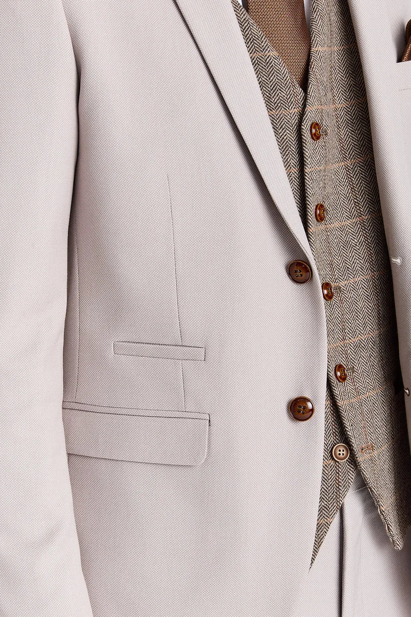 Traje texturizado Mayfair Stone con chaleco de tweed marrón Harris.