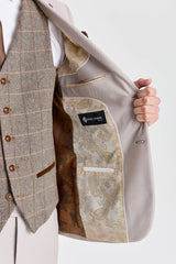Traje texturizado Mayfair Stone con chaleco de tweed marrón Harris.