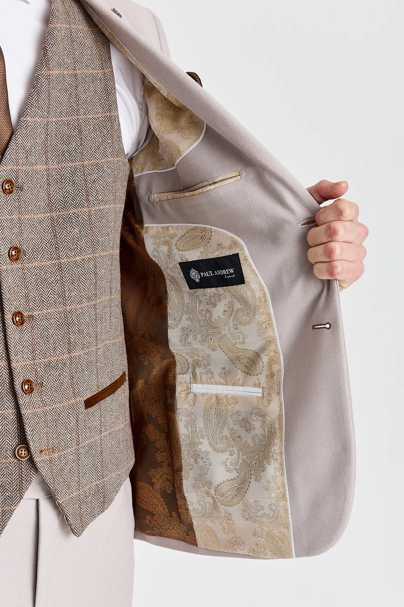 Traje texturizado Mayfair Stone con chaleco de tweed marrón Harris.