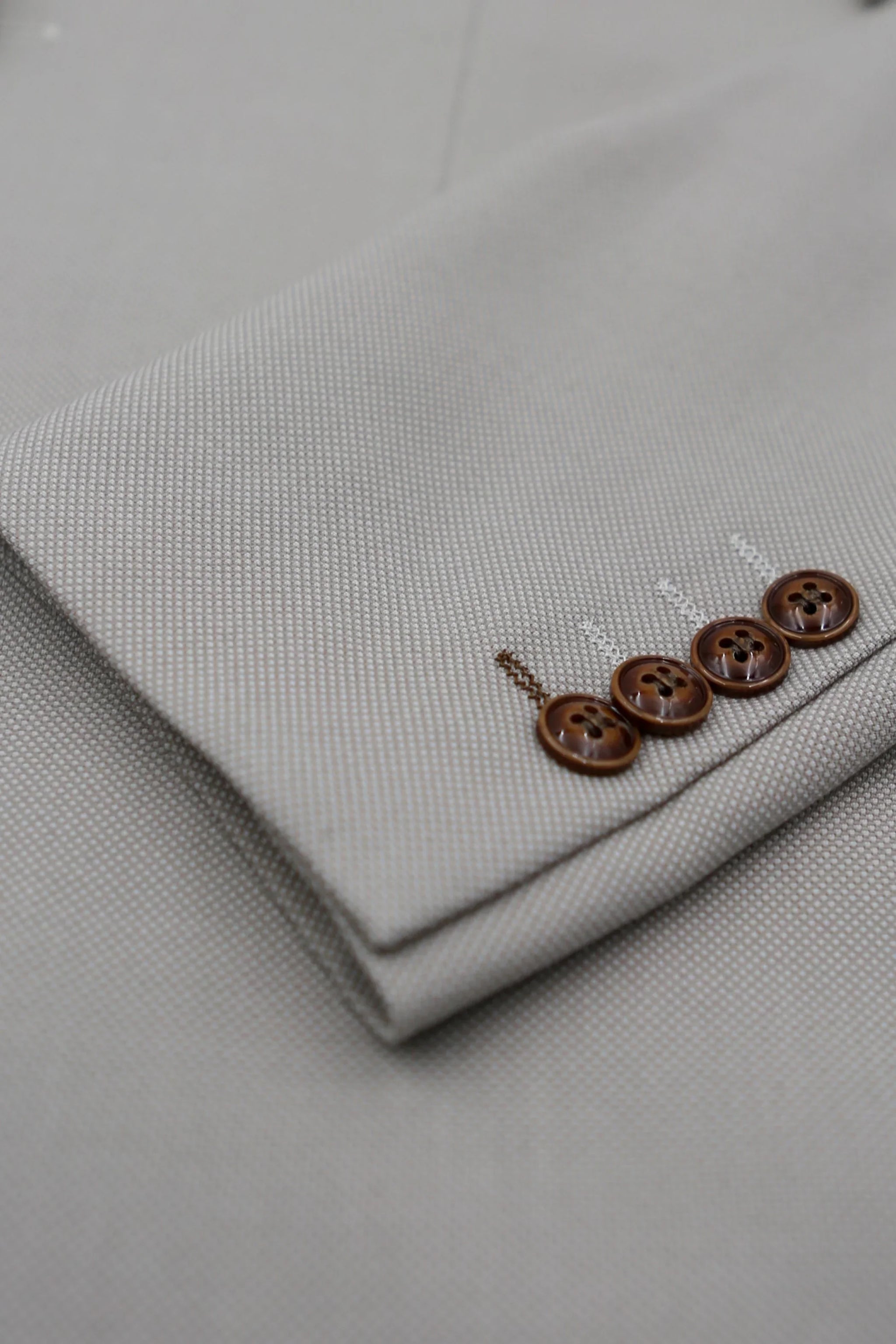 Mayfair - Traje de boda de tres piezas para hombre en color beige con estampado ojo de perdiz.