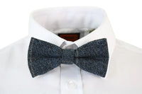 Pajaritas Marc Darcy para hombre, de tweed azul con textura de espiga, estilo vintage retro.