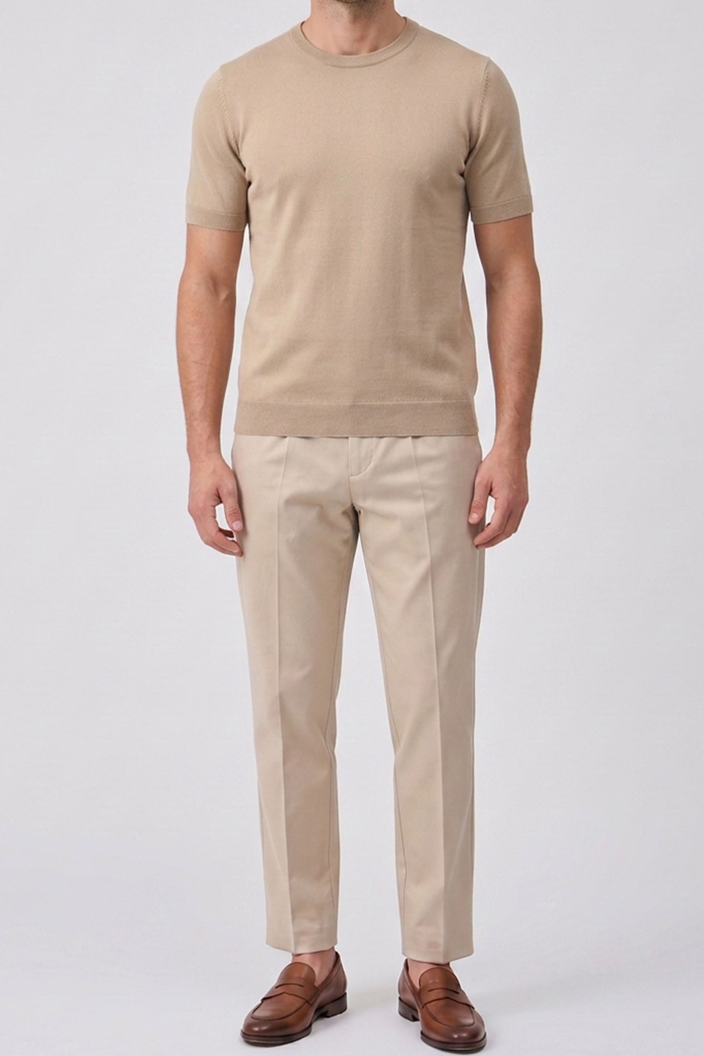 Camiseta de punto beige para hombre, corte regular, cuello redondo, manga corta.