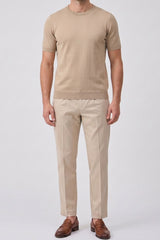 Camiseta de punto beige para hombre, corte regular, cuello redondo, manga corta.