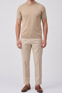 Camiseta de punto beige para hombre, corte regular, cuello redondo, manga corta.