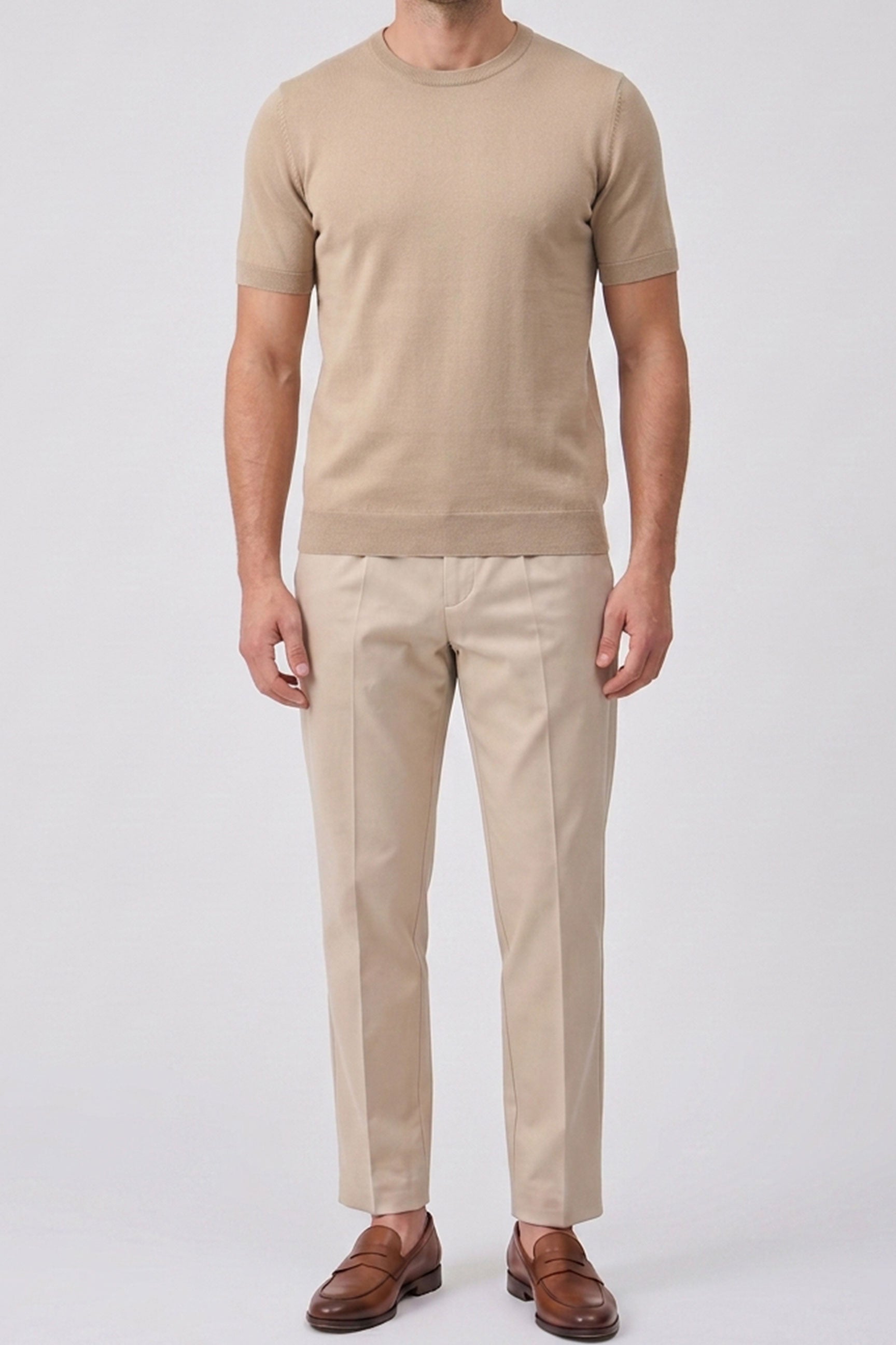 Camiseta de punto beige para hombre, corte regular, cuello redondo, manga corta.