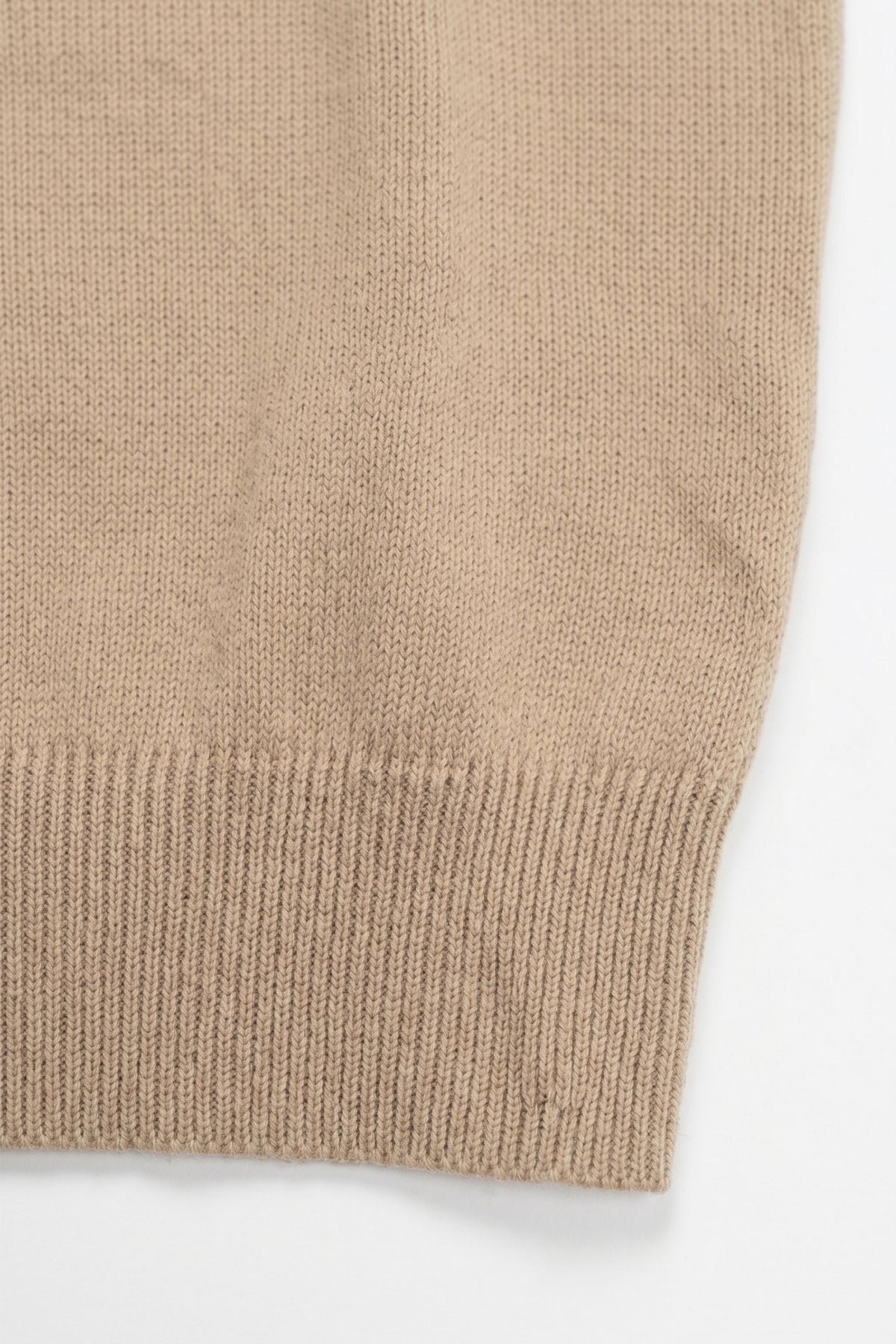 Camiseta de punto beige para hombre, corte regular, cuello redondo, manga corta.