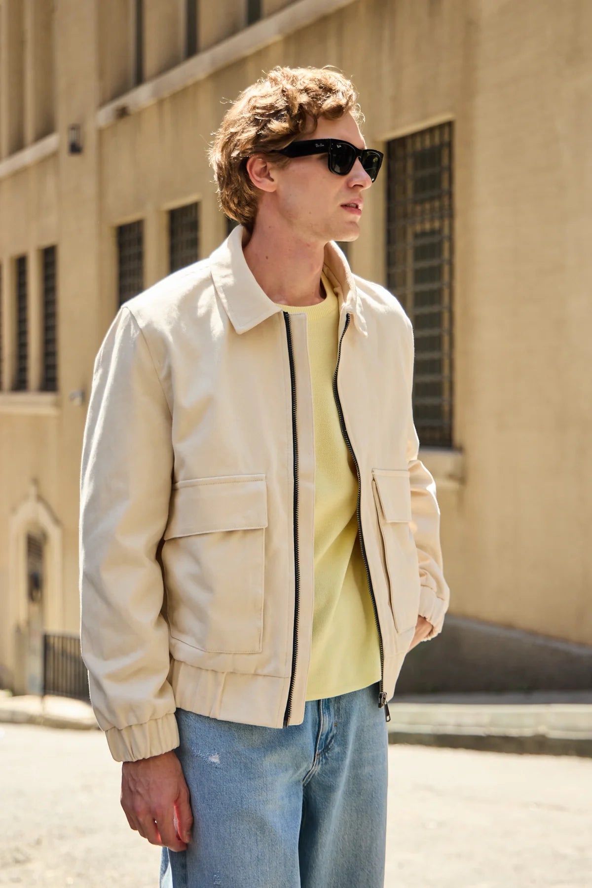 Chaqueta bomber ligera acolchada con cremallera para hombre, color beige.