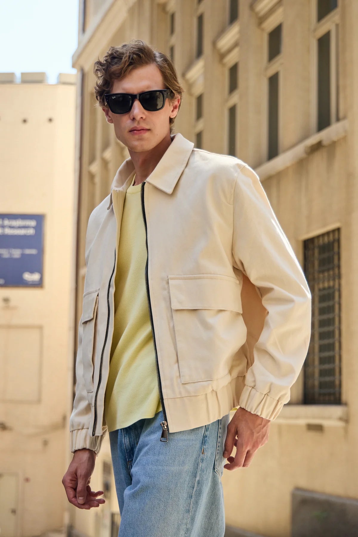 Chaqueta bomber ligera acolchada con cremallera para hombre, color beige.