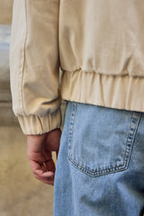 Chaqueta bomber ligera acolchada con cremallera para hombre, color beige.