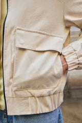 Chaqueta bomber ligera acolchada con cremallera para hombre, color beige.