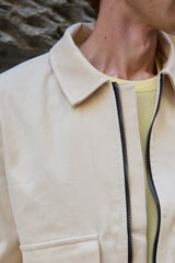 Chaqueta bomber ligera acolchada con cremallera para hombre, color beige.