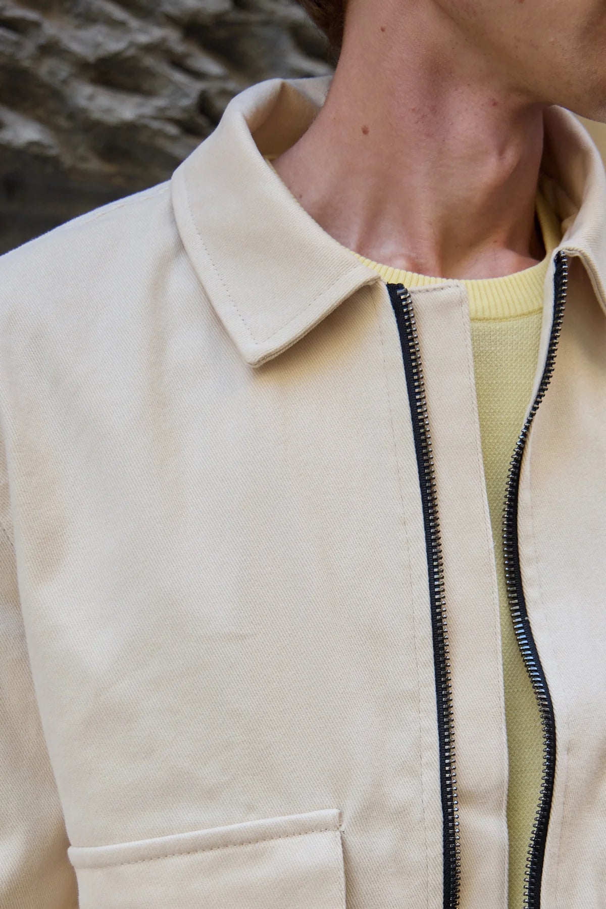 Chaqueta bomber ligera acolchada con cremallera para hombre, color beige.