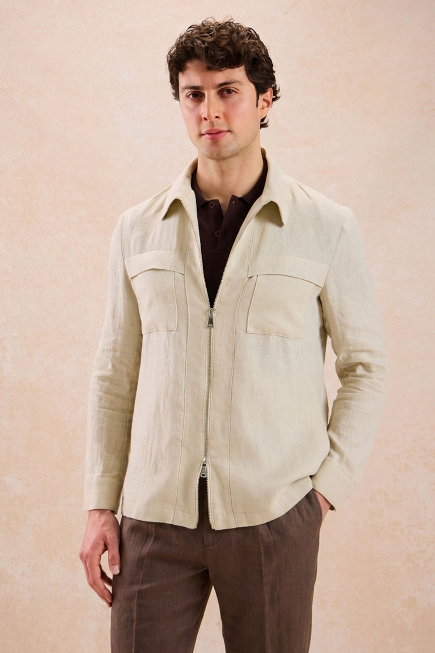 Conjunto de chaqueta de lino beige con cremallera y pantalón marrón para hombre, elegante e informal, ideal para el verano.