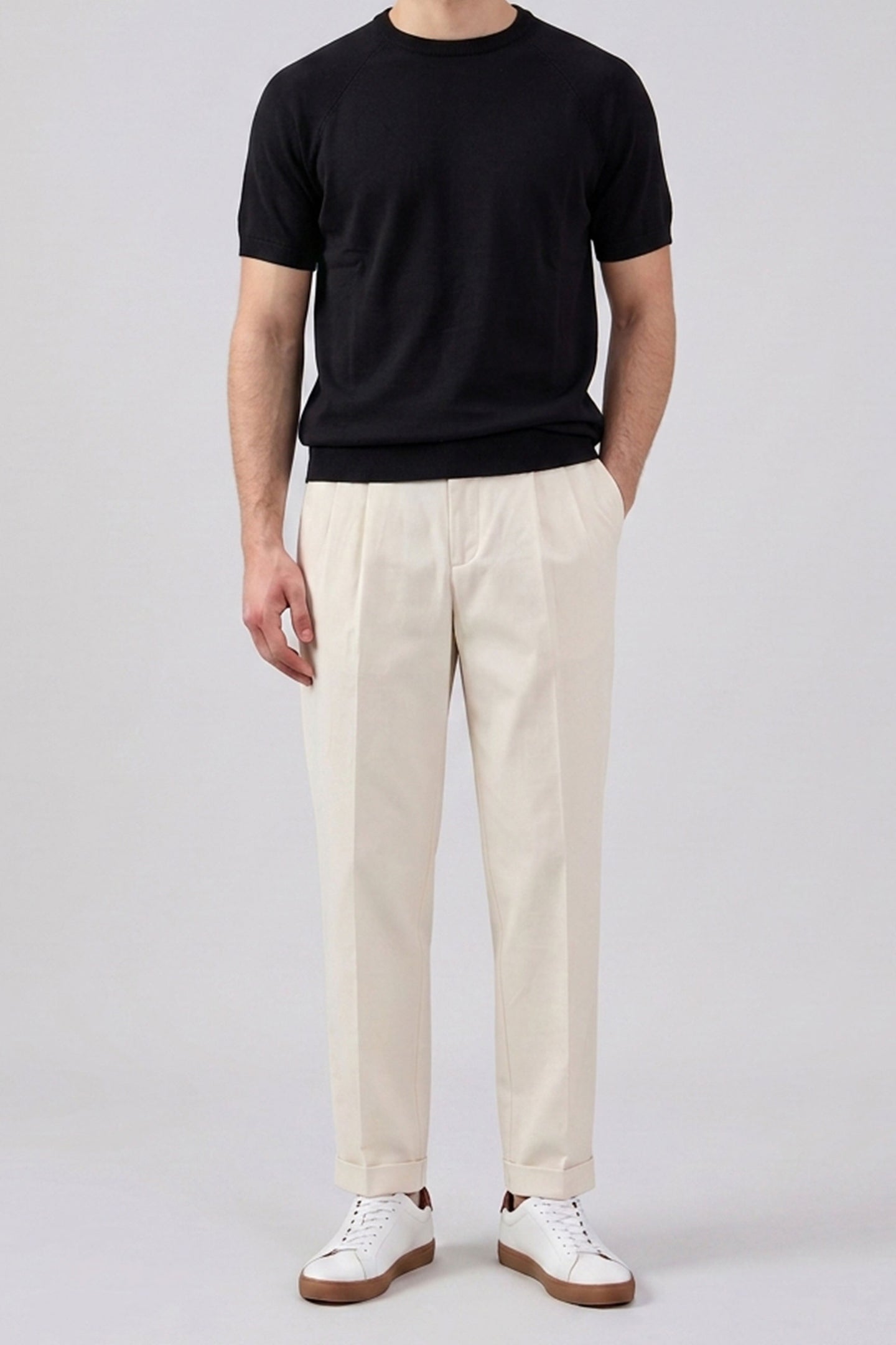 Camiseta clásica de punto negra para hombre, manga corta y cuello redondo.