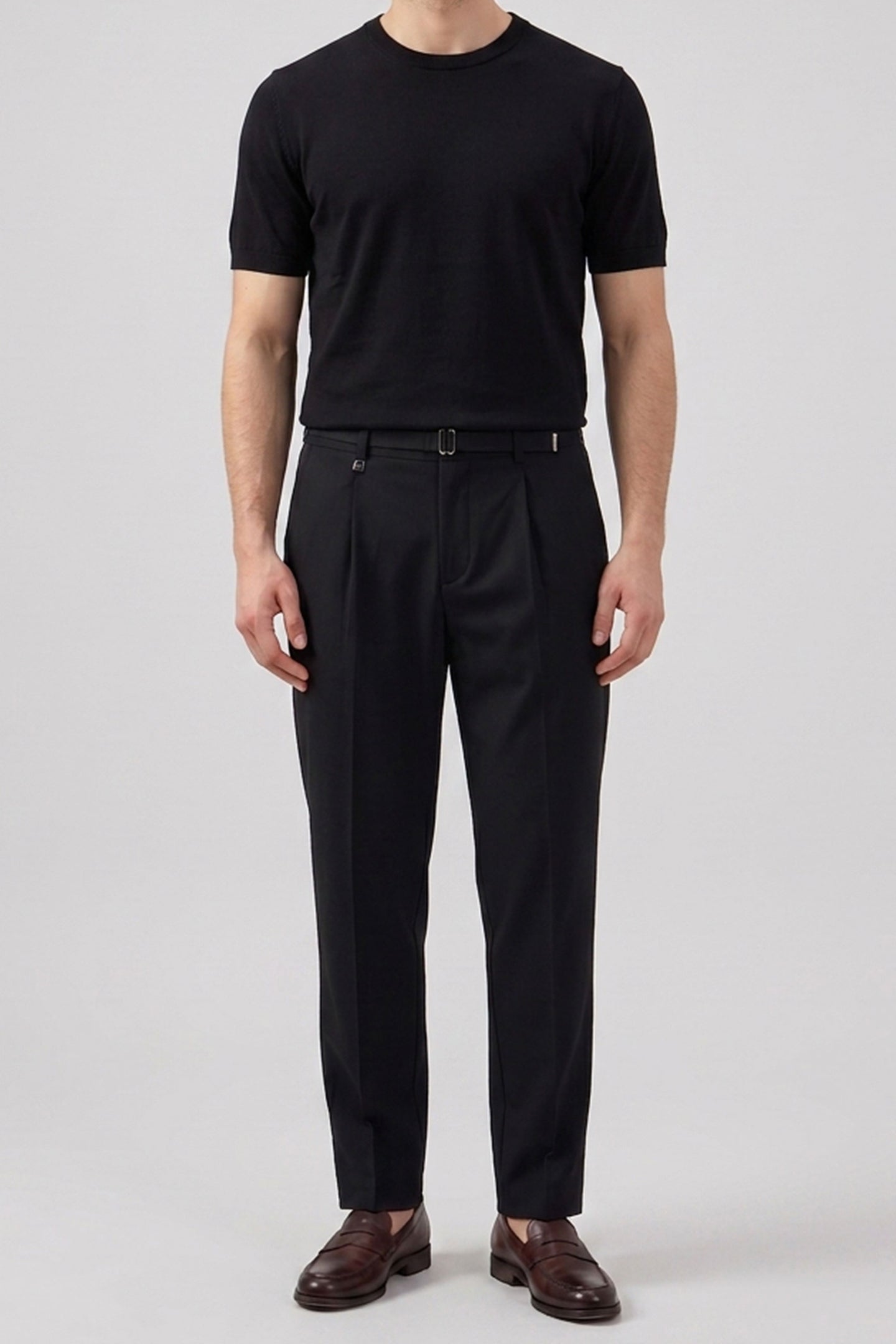Camiseta de punto negra para hombre, corte regular, cuello redondo, manga corta.
