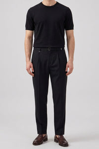 Camiseta de punto negra para hombre, corte regular, cuello redondo, manga corta.