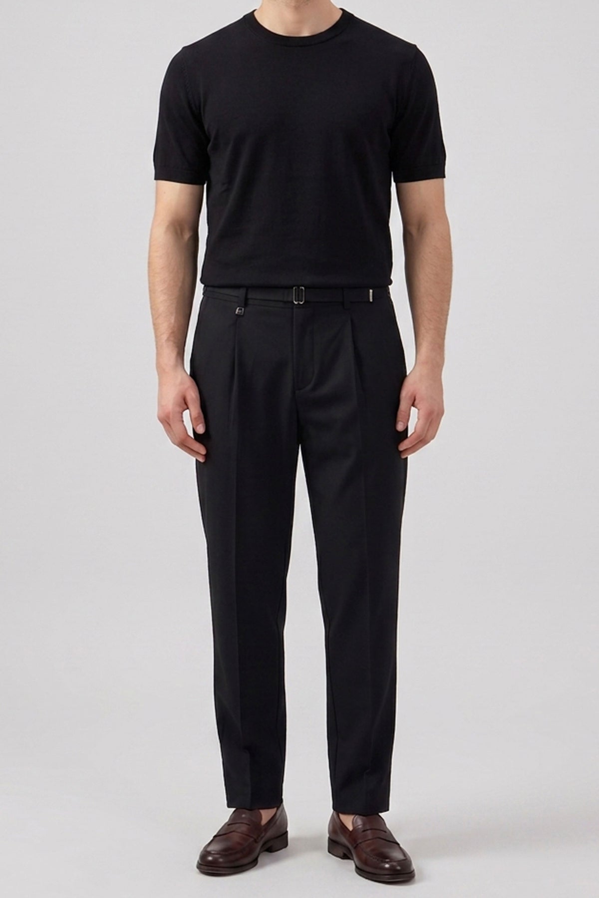 Camiseta de punto negra para hombre, corte regular, cuello redondo, manga corta.