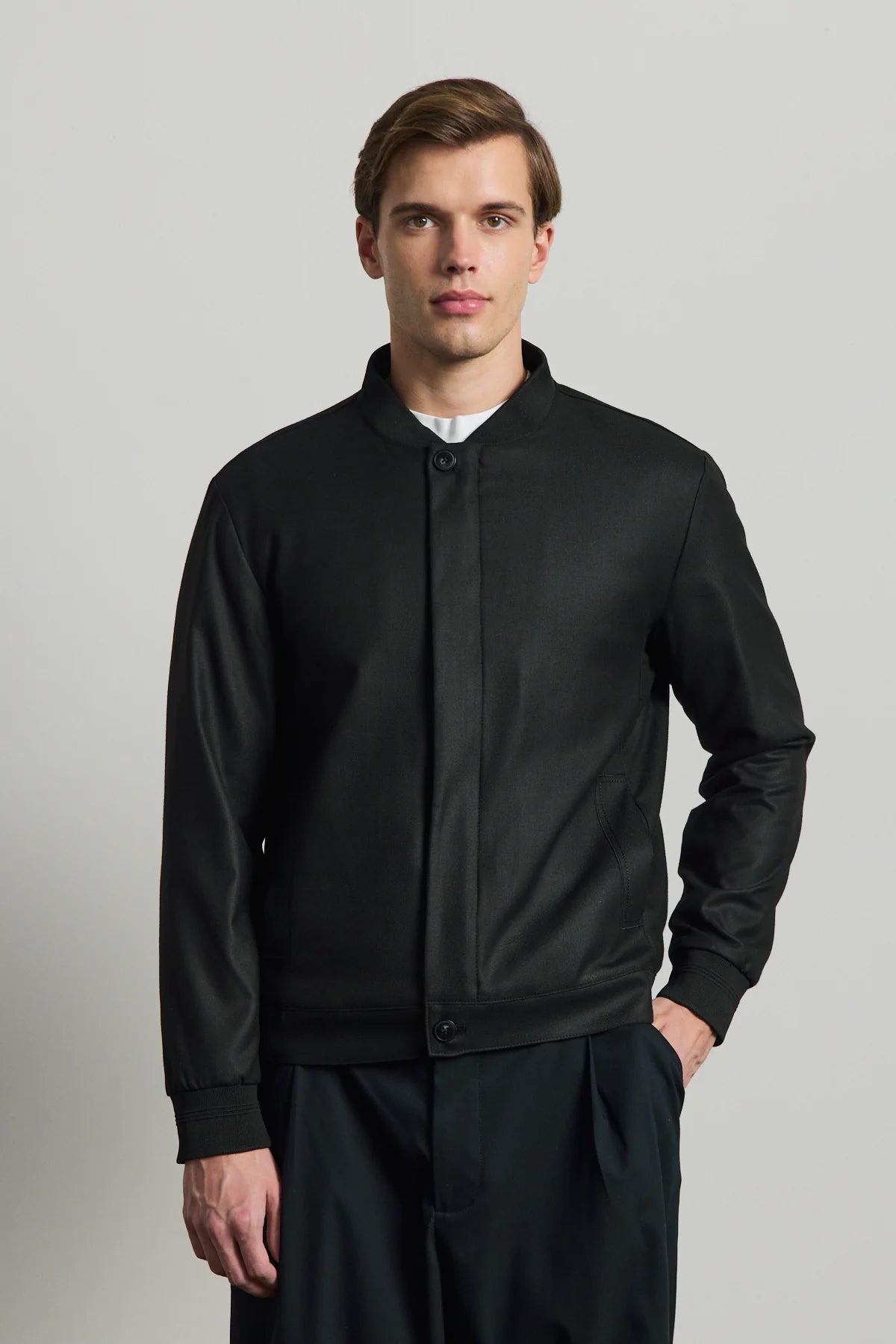 Chaqueta bomber minimalista elegante negra para hombre