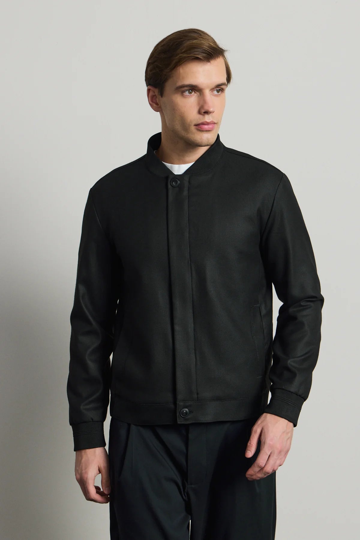 Chaqueta bomber minimalista elegante negra para hombre