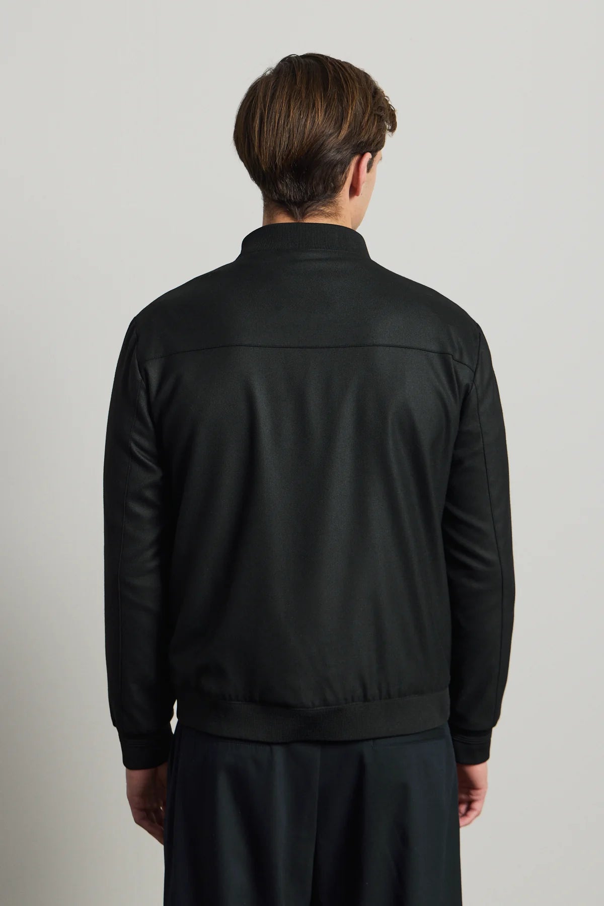 Chaqueta bomber minimalista elegante negra para hombre
