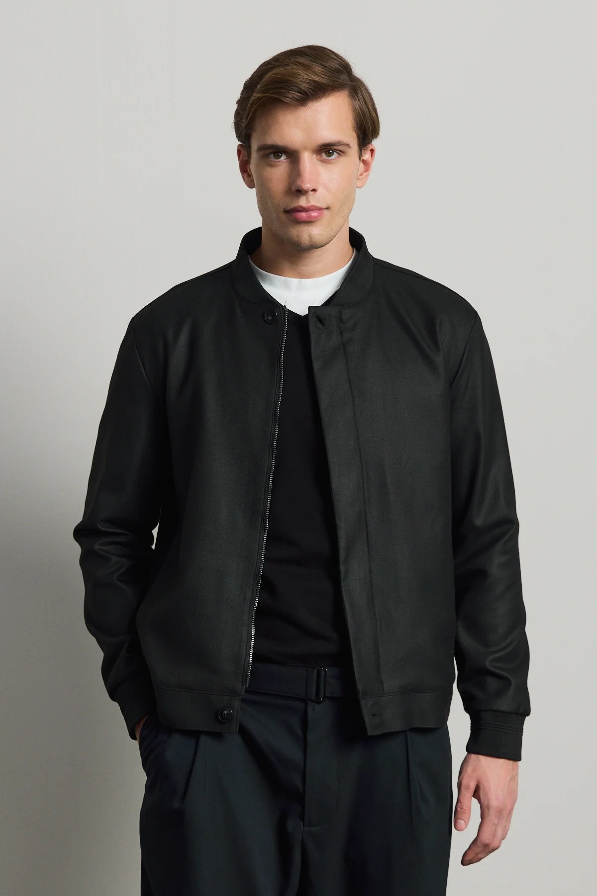 Chaqueta bomber minimalista elegante negra para hombre