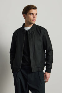 Chaqueta bomber minimalista elegante negra para hombre