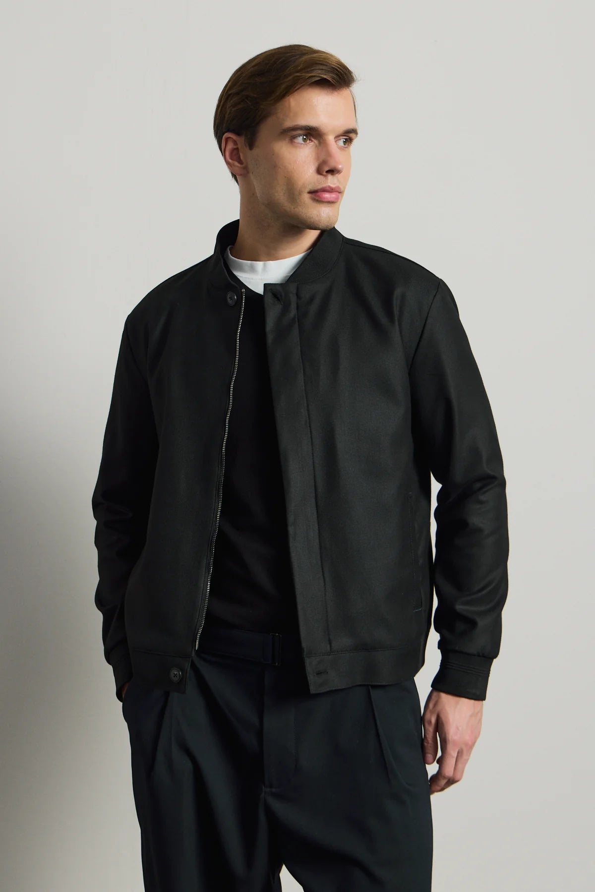 Chaqueta bomber minimalista elegante negra para hombre